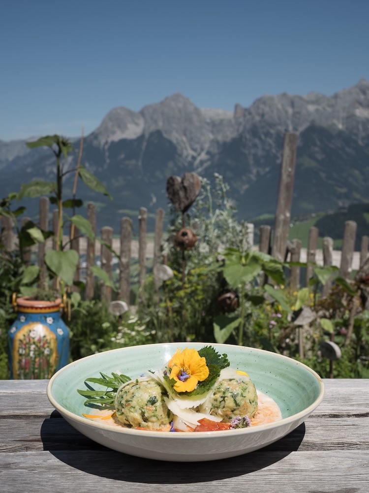 Hochkönig Tourismus GmbH Alpiner Kräutergenuss neu interpretiert von Haubenkoch Vitus Winkler auf der Wastlalm am Hochkönig