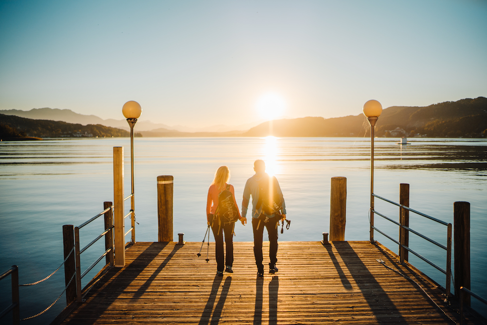 Die Wörthersee Sonnwendwanderung ist ein einzigartiges Wanderevent, an dem Wanderfreunde aus dem gesamten Alpen-Adria-Raum teilnehmen.