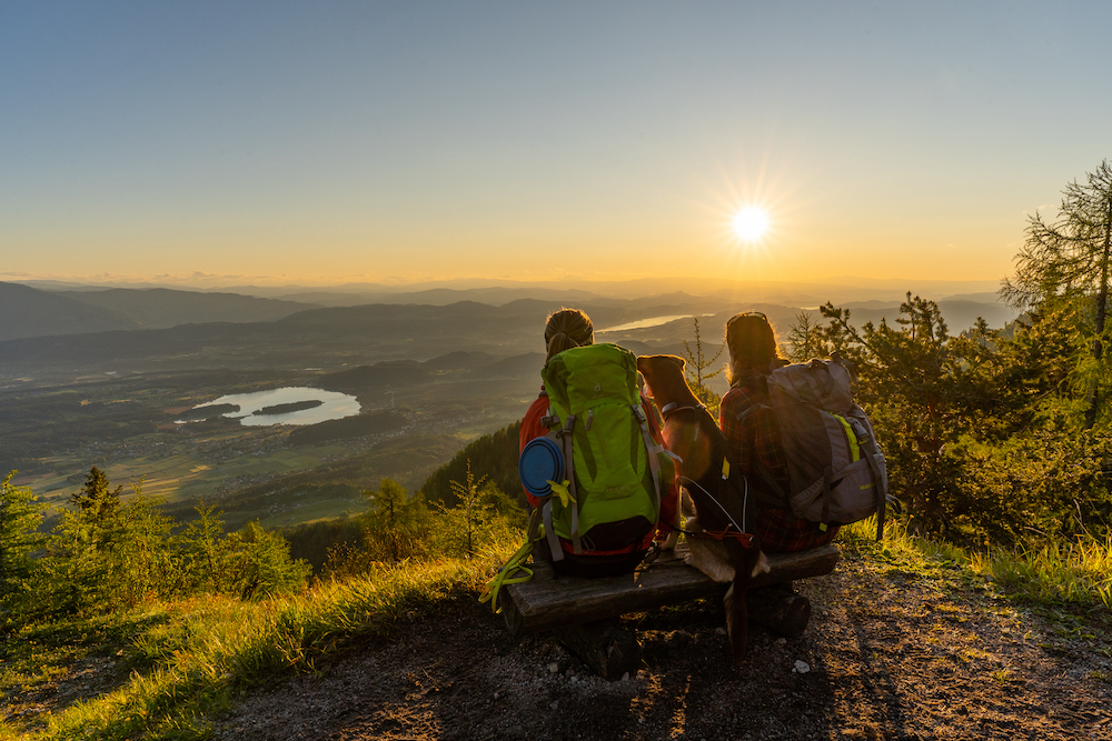 Rast am Mittagskogel mit Blick auf den Faaker See auf dem sonnigen Panoramaweg Südalpen.