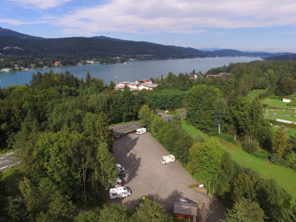 Der Rast-Stellplatz Velden mit dem wunderschönen Wörthersee im Hintergrund.