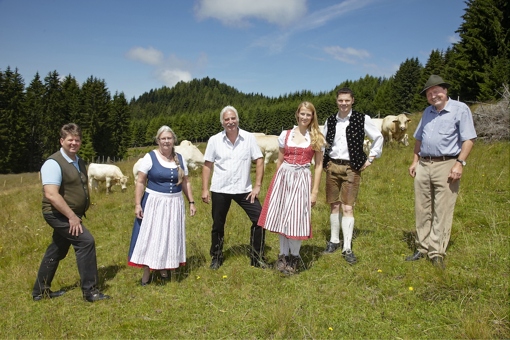 Ilmar Tessmann, Teresia Lamprecht, Fleischermeister Raimund Plautz, Blondvieh-Botschafterin Annika Schilling, Raphael Pliemitscher jun. und sen. (v.l.) sind stolz auf die mediale Präsenz.