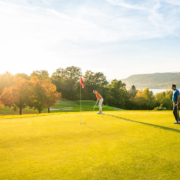 Die Golfanlagen in Kärnten und seinen Nachbarländern bieten neben dem schönen Spiel auch traumhafte Aussichten auf Seen und Berge.