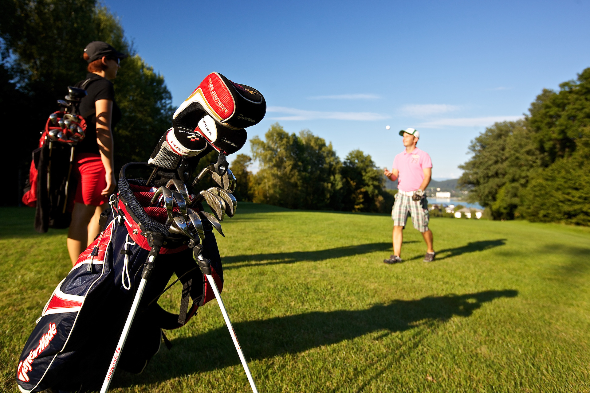 Die abwechslungsreichen Greens und Fairways laden zum entspannten Golferlebnis am Wörthersee.