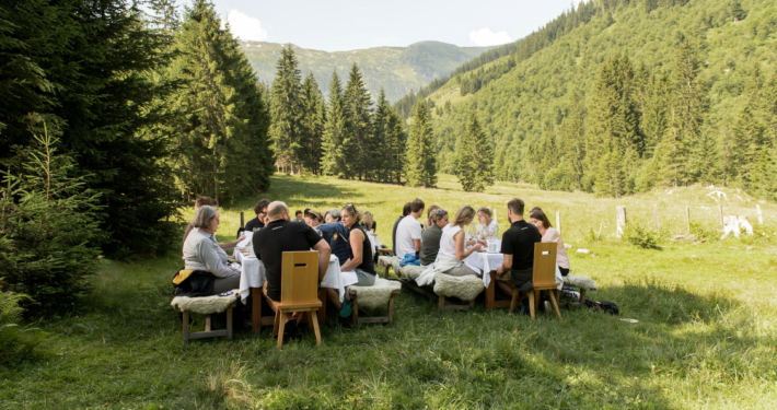 Ein kulinarisches Abenteuer zwischen den ruhigen Riesen des Waldes beim Wald:Brunch in Bad Hofgastein.