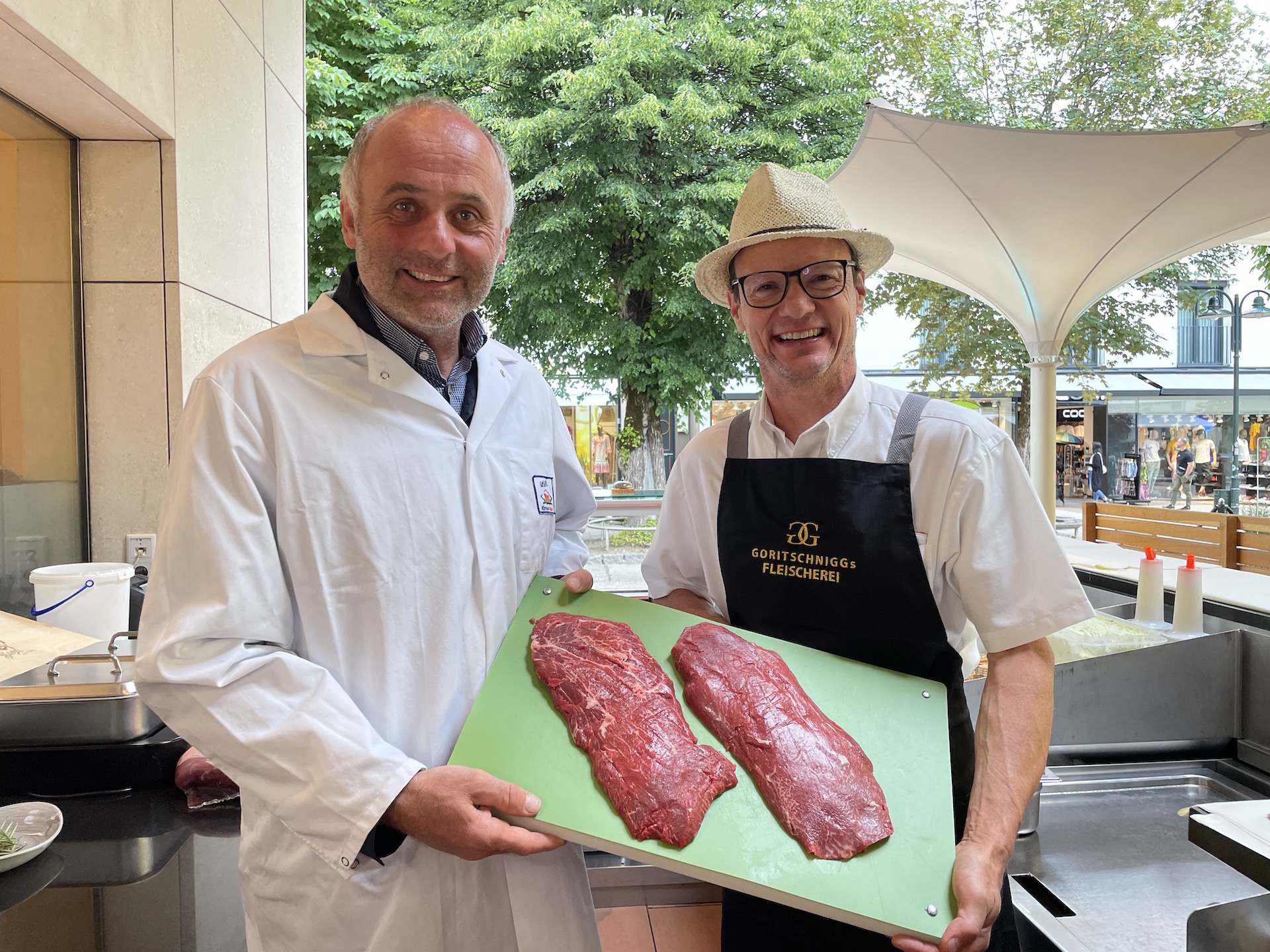 (v.l.) Bernhard Dolzer und Thomas Goritschnigg mit dem wunderschön marmorierten Flat Iron.