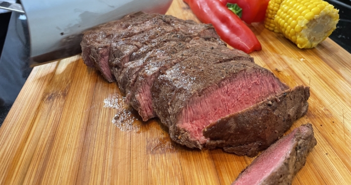 Das Flat Iron legt man im Ganzen auf den Grill und schneidet es erst anschließend in Tranchen.