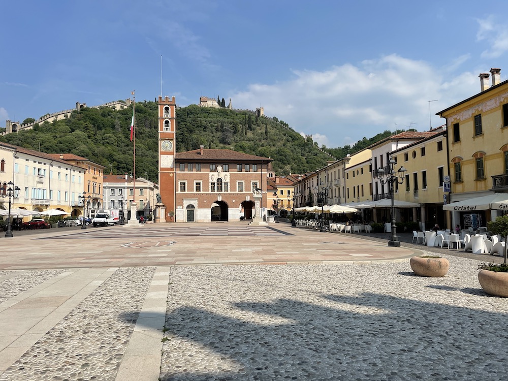 Der Hauptplatz mit dem Schachfeld in Marostica.