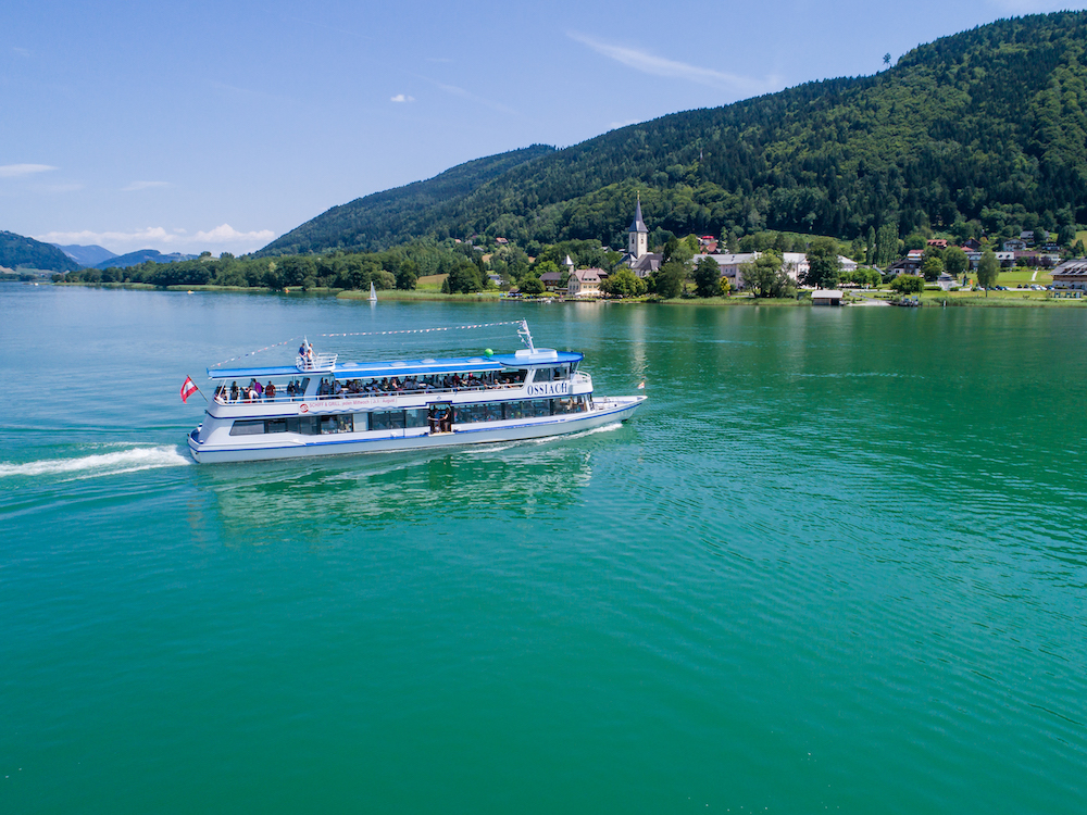 Dem Klang der Wellen und der Musik kann man am schönen Ossiacher See lauschen.