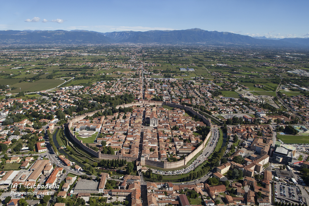 Die Festungsstadt Cittadella ist von einem Mauerring in Form einer unregelmäßigen Ellipse umgeben.