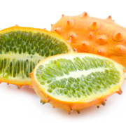 Im Inneren besteht die Kiwano aus einer grünen, gallertartigen Masse mit einer Vielzahl von essbaren Kernen.