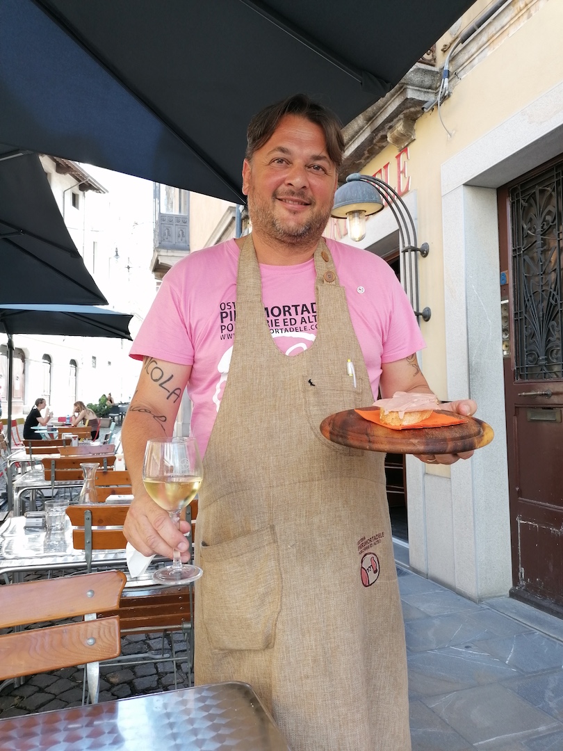 Im „Pieri Mortadele“ geht es immer fröhlich zu: Luca Merlino serviert ein Taj di Blanc und ein Panino di Mortadella.