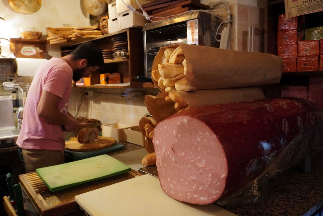 Die Riesenmortadella bei „Pieri Mortadele“ wird auch gewürfelt serviert.