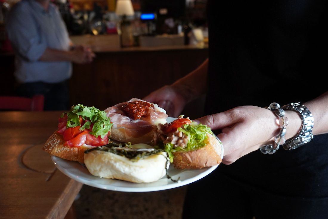 Wer will hier schon widerstehen? Die köstlichen Tartine im „Al Cappello“ sind die ideale „Unterlage“.