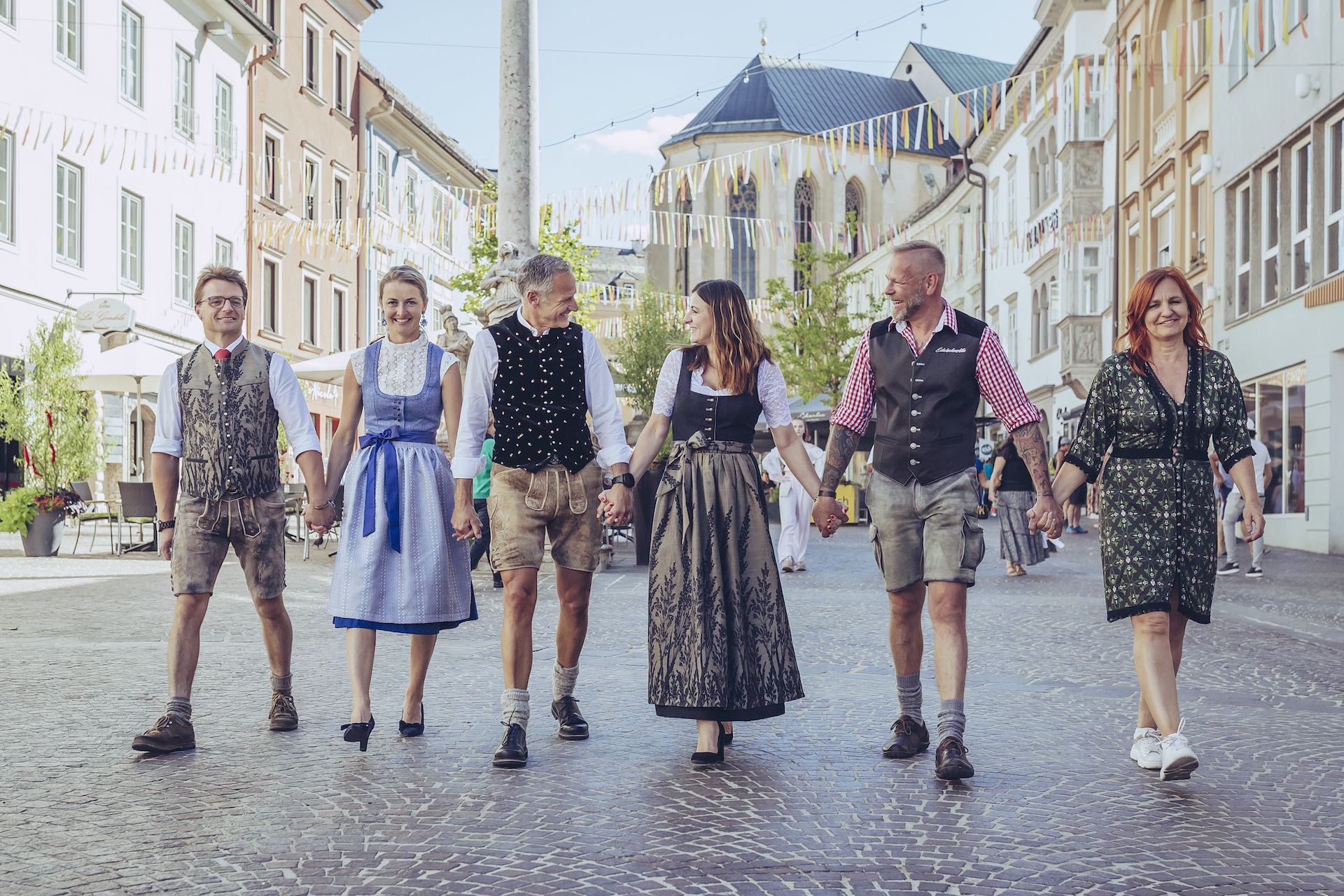 Bekannte Kärntner Modedesigner laden zur trachtigen Modenschau nach Villach.