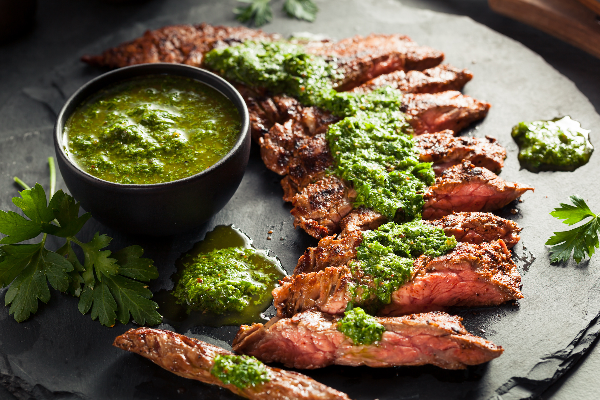 Würziges Chimichurri verfeinert ihr gegrilltes Rindfleisch