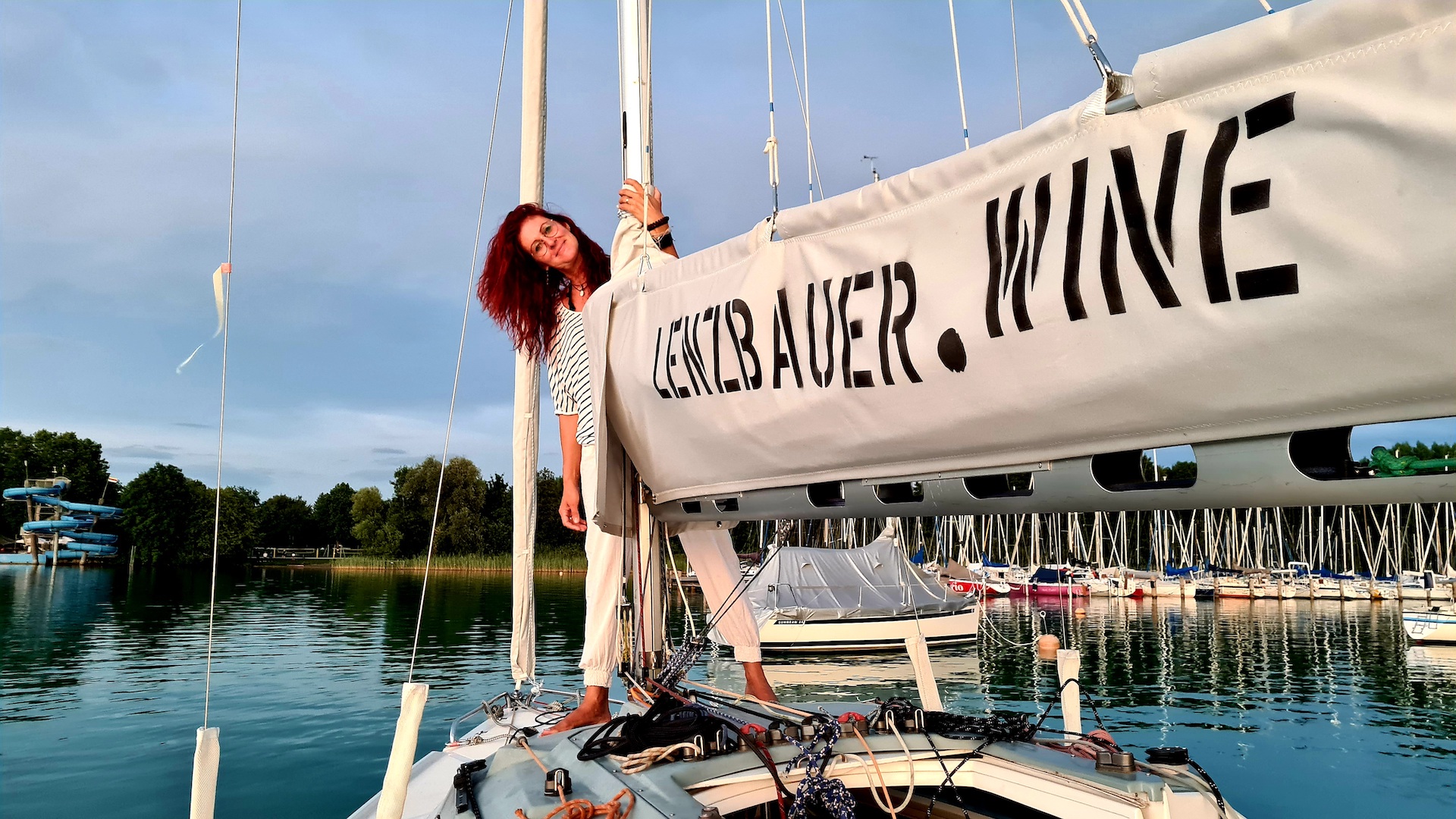 Mit dem lenzbauer.wine-Segelboot fuhr man weit in den See hinaus, um den Weinschatz zu versenken.