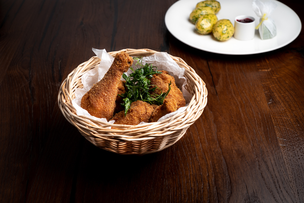 Ein Klassiker: gebackenes Buttermilch-Bio-Backhendl im Körberl