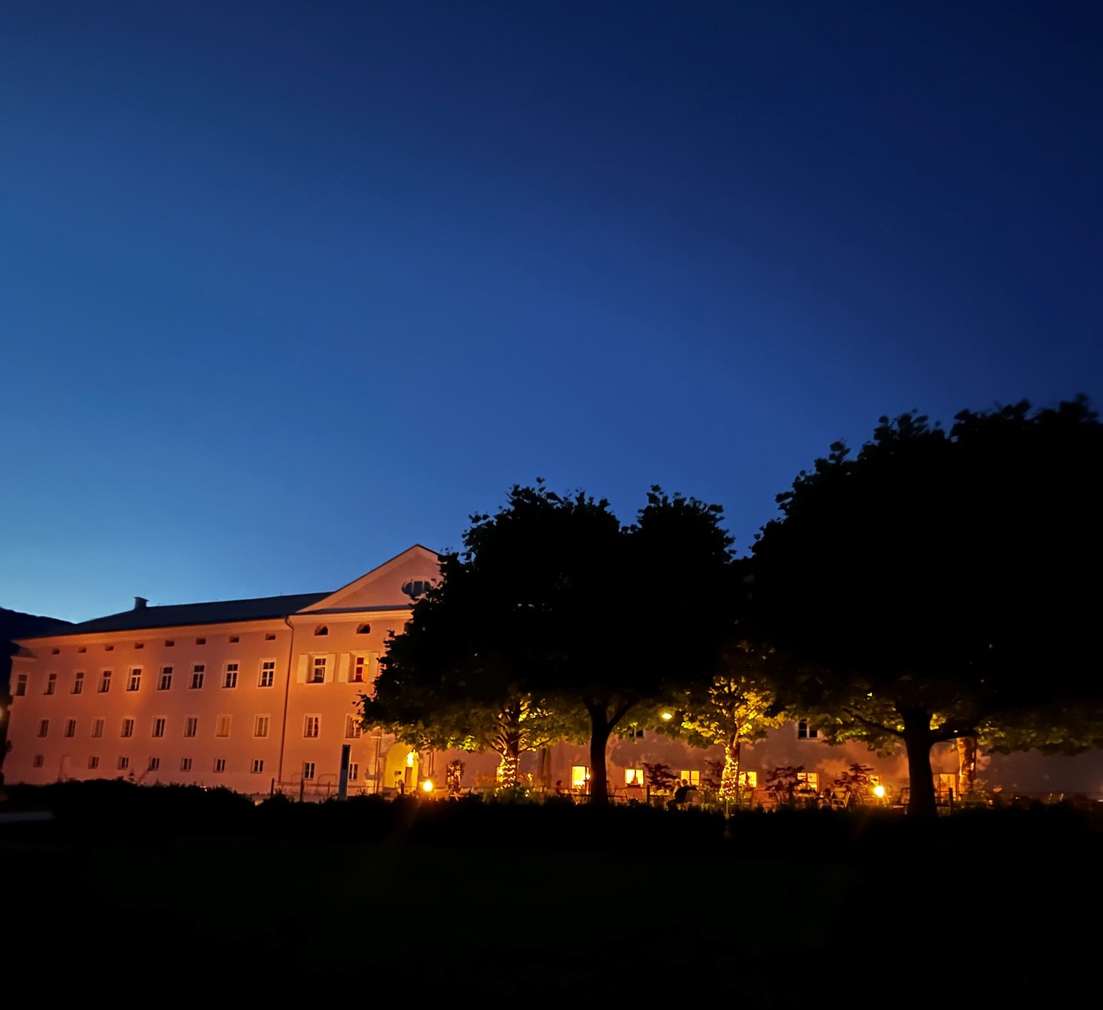 Laue Sommerabende mit atemberaubendem Ausblick genießt man auf der Terrasse des allegro – Kulinarik.Campus Ossiach.