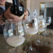 Federleichte Gläser wie hier beim Weingut Harkamp verleihen dem edlen Getränk noch mehr Raffinesse.