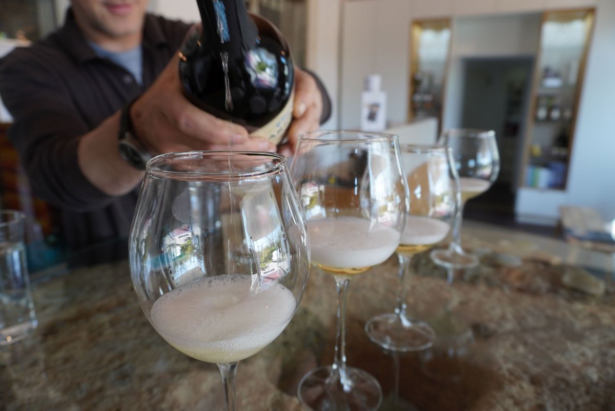 Federleichte Gläser wie hier beim Weingut Harkamp verleihen dem edlen Getränk noch mehr Raffinesse.