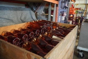 Bei der Kästenburg wird der Sekt händisch hergestellt. Hier ist der Rosésekt fertig zum Etikettieren.