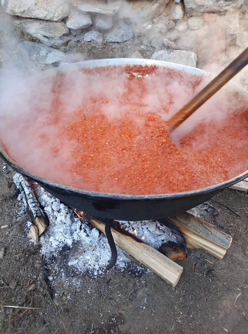Ajvar ist eine Spezialität der Balkanküche. Dieses Rezept kommt aus Mazedonien, wo das Gemüse über offenem Feuer auf einer Blechplatte gegrillt und anschließend in einem Kupferkessel stundenlang eingekocht wird.