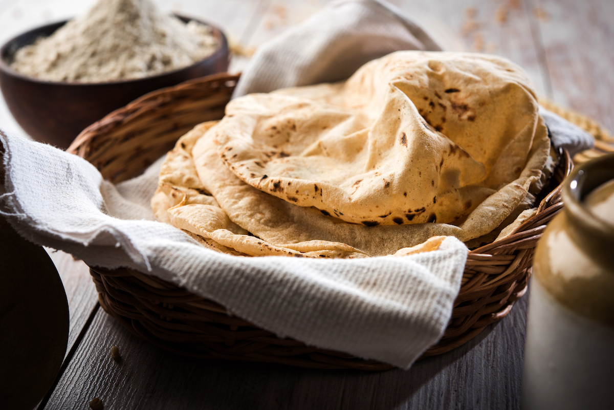 Chapatis, einfache Fladenbrote aus Indien, brauchen kräftige Hitze, sind aber in wenigen Minuten gegrillt.