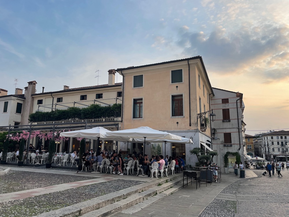 Das Danieli an der Piazza Libertà ist ein beliebter Treffpunkt.