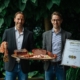 Kurt und Christoph Frierss mit ihren „ausgezeichneten“ Wurst- und Schinkenspezialitäten.