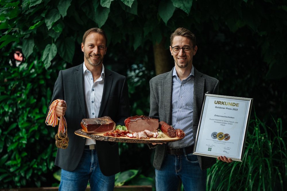 Kurt und Christoph Frierss mit ihren „ausgezeichneten“ Wurst- und Schinkenspezialitäten.