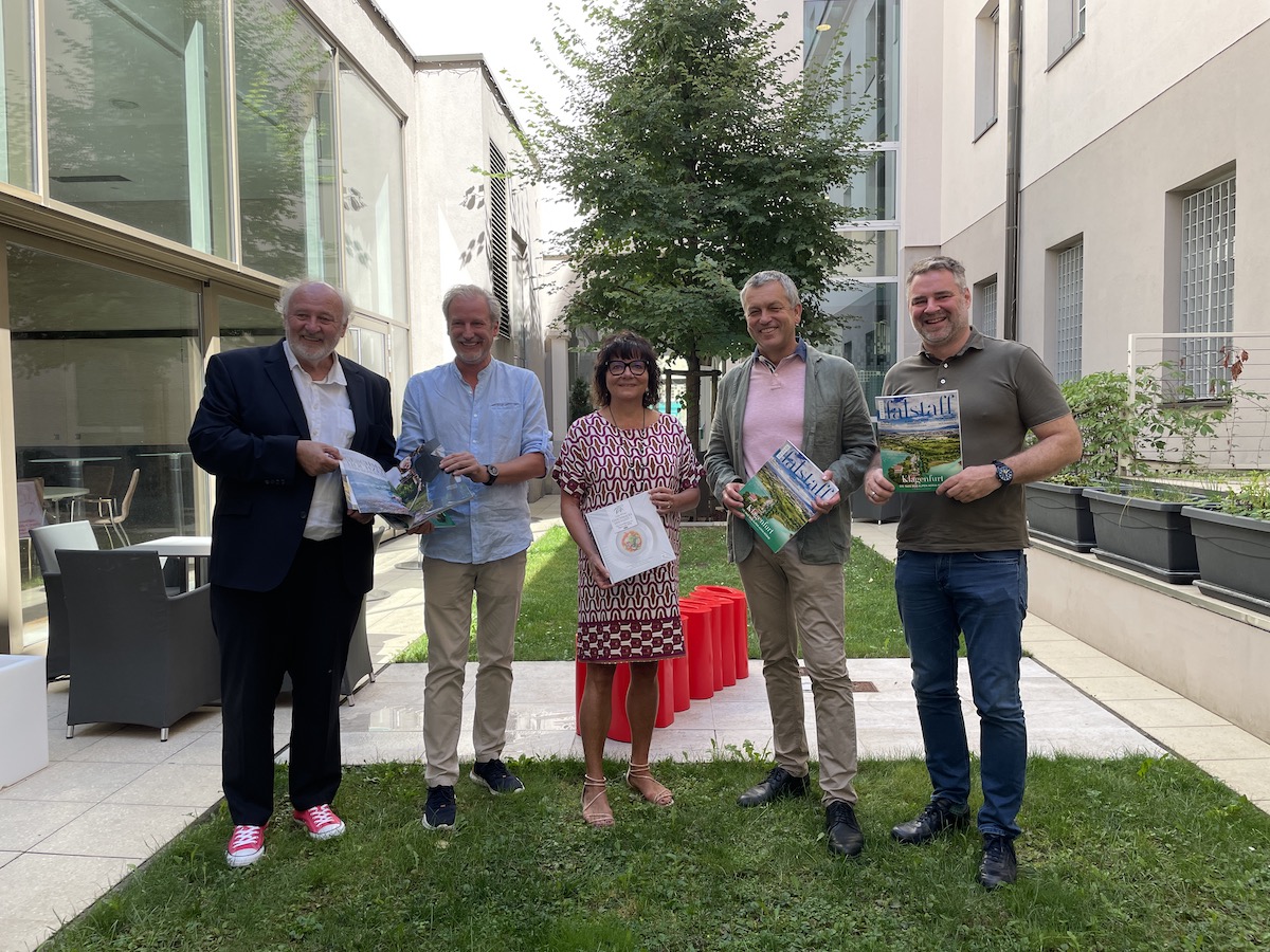 Lojze Wieser, Helmuth Micheler, Inga Horny, Max Habenicht und Adi Kulturer (v.l.n.r.) anlässlich der Präsentation der TdAAK 2022.