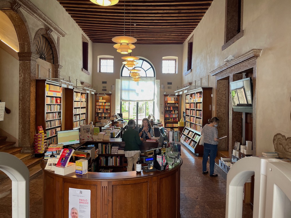 Die Buchhandlung im Palazzo Roberti im Zentrum der Stadt.