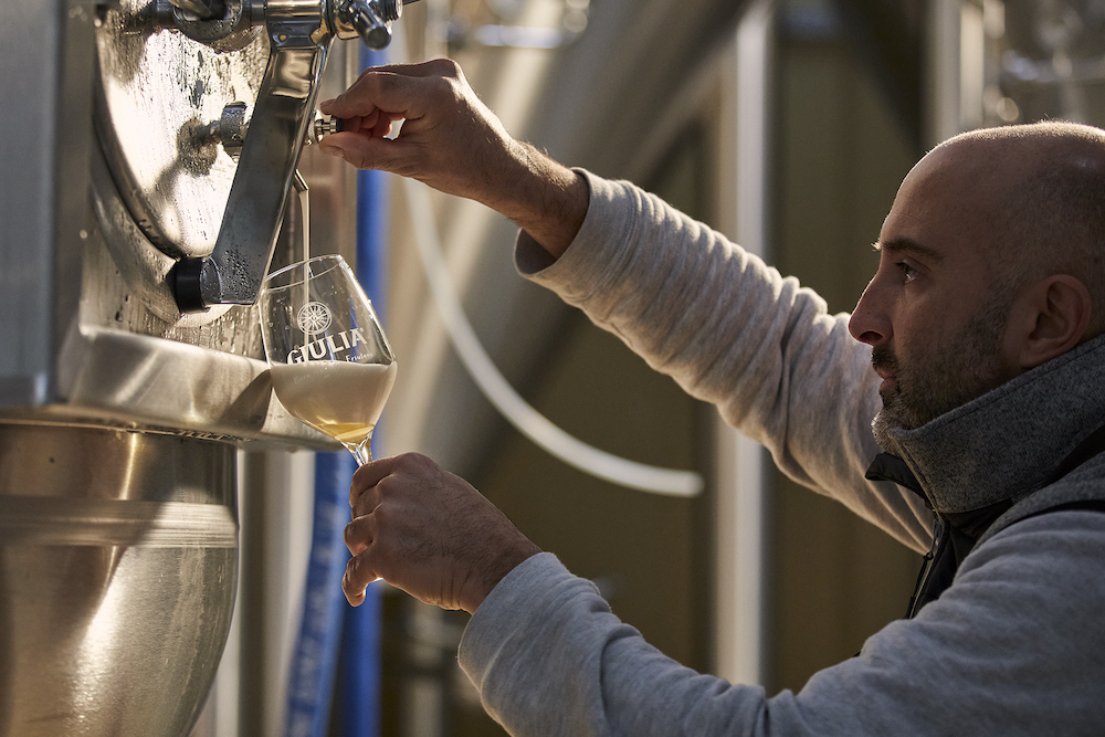 Braumeister Mirco Masetti produziert sein Craftbeer mit Können und Hingabe.