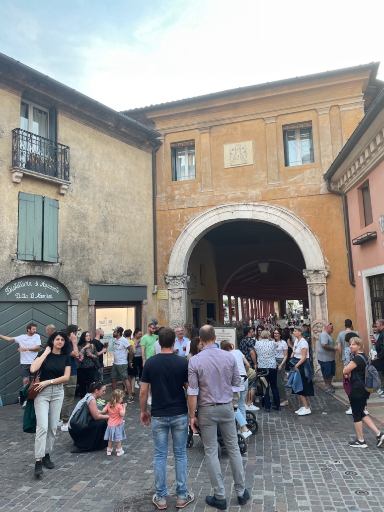 Sehen und gesehen werden: Beim Nardini an der Ponte versammeln sich die Einheimischen zum Aperitivo.