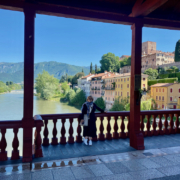 Die berühmte Holzbrücke nach einem Entwurf von Palladio ist Wahrzeichen der Stadt, der Blick auf den Monte Grappa und die Altstadt mit dem Schloss ist grandios. 