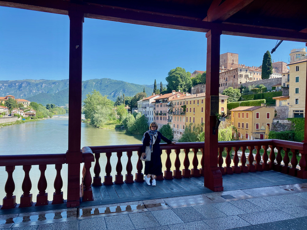 Die berühmte Holzbrücke nach einem Entwurf von Palladio ist Wahrzeichen der Stadt, der Blick auf den Monte Grappa und die Altstadt mit dem Schloss ist grandios. 