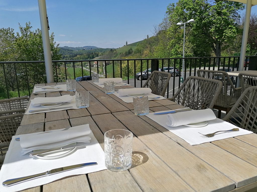 Traumhafter Blick von der Terrasse aus die Weinhügel.