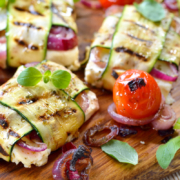 Zu den gegrillten Zucchinipäckchen mit Schafskäse schmeckt Tzatziki perfekt dazu.