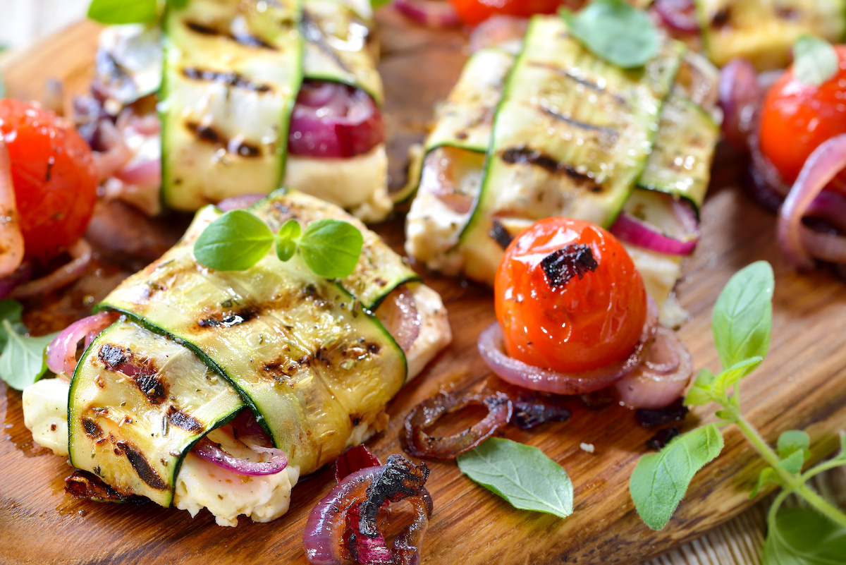 Zu den gegrillten Zucchinipäckchen mit Schafskäse schmeckt Tzatziki perfekt dazu.