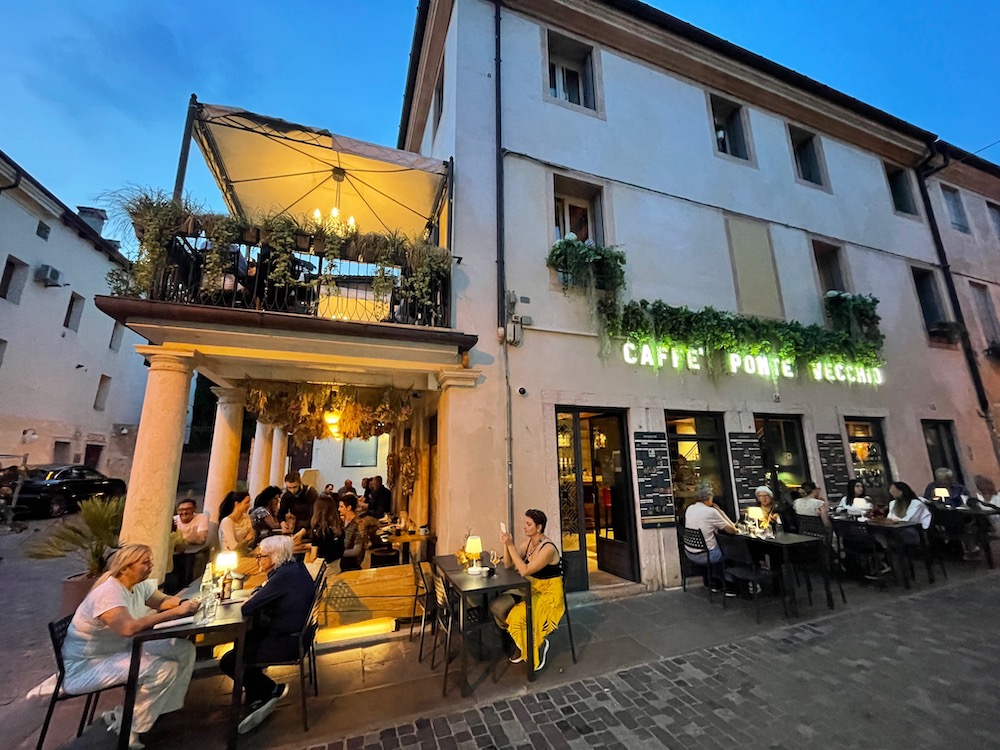 Das Cafe Ponte Vecchio im belebten Ausgehviertel.