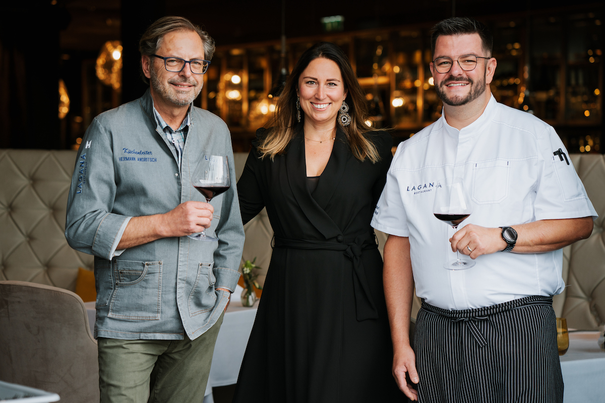 voco® Villach-Direktorin Kerstin Fritz mit dem neuen operativen Lagana-Küchenchef Thomas Mayerl (r.) und Hermann Andritsch