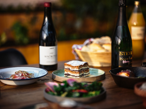 Ob im Sterne-Lokal, in der urigen Gostilna, im Bio-Bauernhof oder iinternational prämierten Weingut: Slowenien ist ein kulinarisches Erlebnis.  