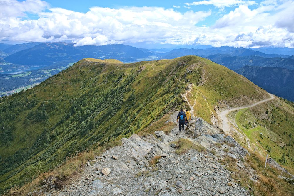 Auf der Panoramastraße gelangt man zum Ausgangspunkt traumhafter Gipfelwanderungen am Goldeck. 