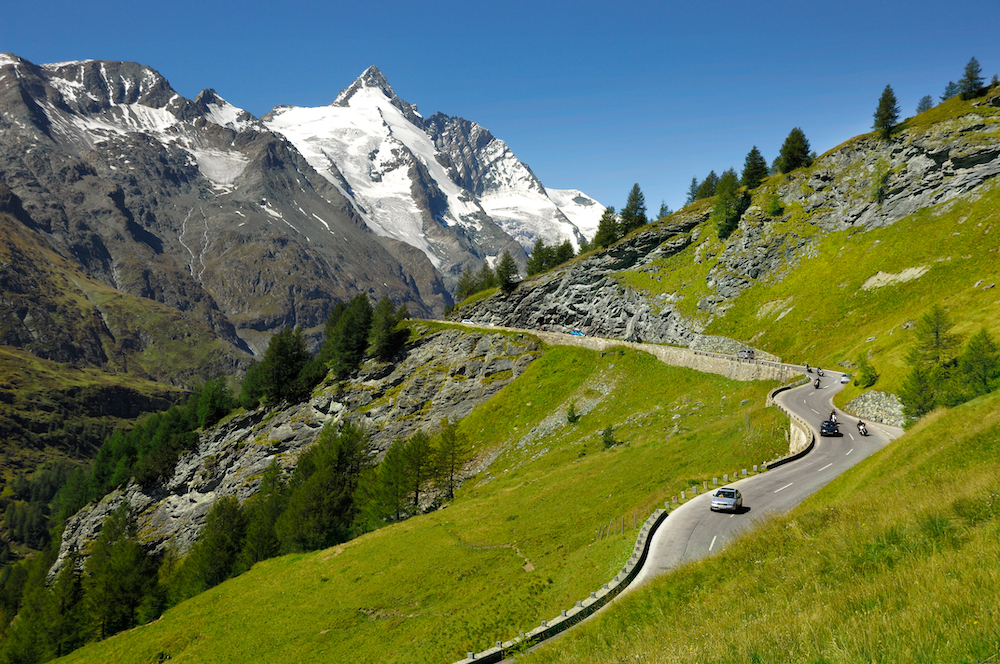 Unterwegs auf der Großglockner Hochalpenstraße hat man auf Österreichs höchsten Berg im Blick.