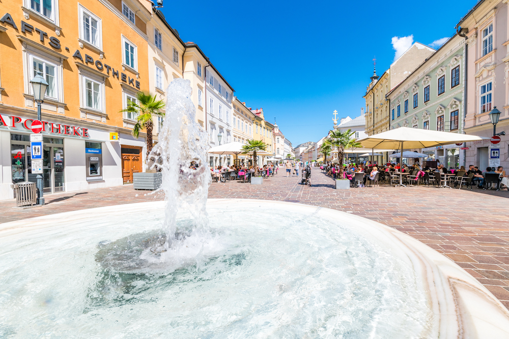 Bummeln, einkaufen, anschauen: Kärntens bezaubernde Städte, wie Klagenfurt, laden zum Stadtrundgang.