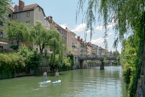 Die Stadt einmal anders erkunden: beim SUPen durch Ljubljana.