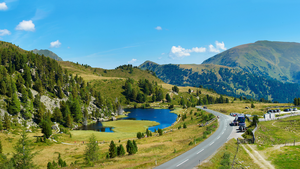 Der idyllische Windebensee in den Nockbergen, wo sich der größte zusammenhängende Zirbenwald der Ostalpen befindet.