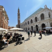 Die Piazza dei Signori mit der Basilica Palladiana und dem Torre Bissara im Hintergrund ist das „Wohnzimmer“ von Vicenza.