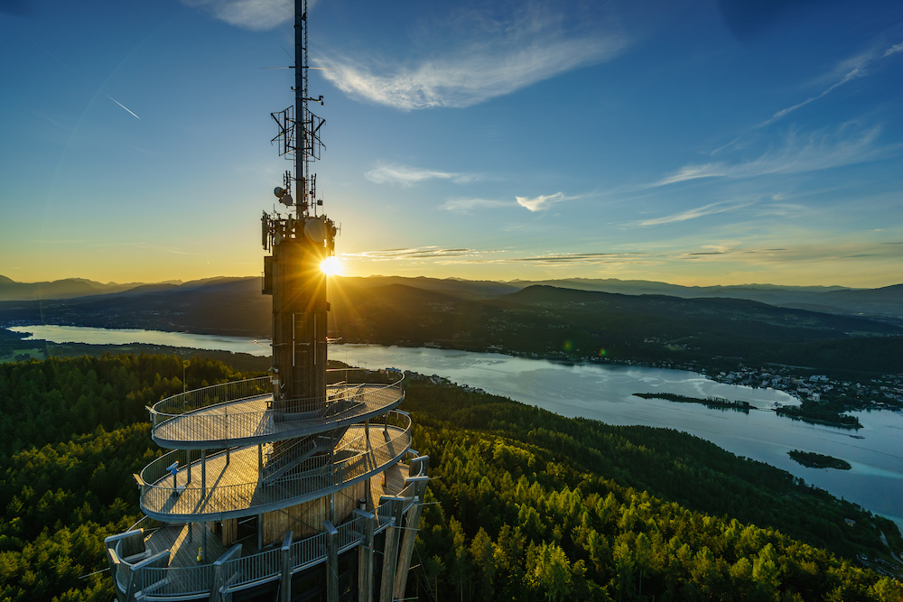 Blick über den Wörthersee im goldenen Herbstlicht