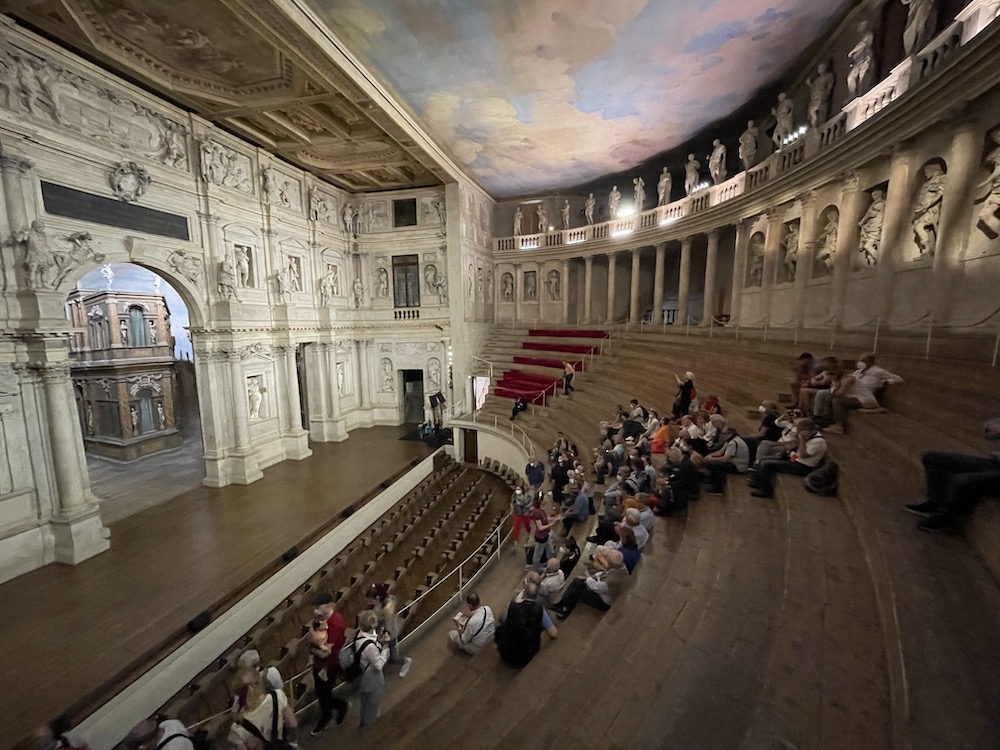 Das Teatro Olimpico aus dem 16. Jahrhundert wurde nach Palladios Plänen gebaut, es ist das älteste überdachte Theater der Welt.